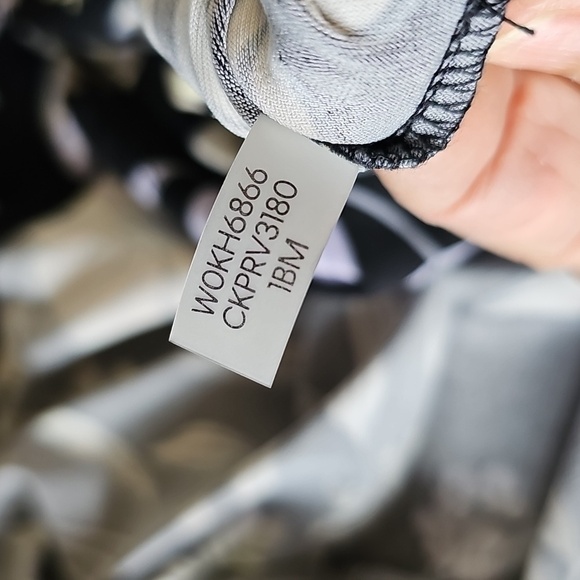 Calvin Klein Black and White Blouse. Vneck. Long Sleeves With Ruffel. 2X - Picture 6 of 8